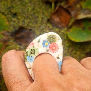 Primavera en Japón anillo de porcelana pintado a mano y lustre de oro